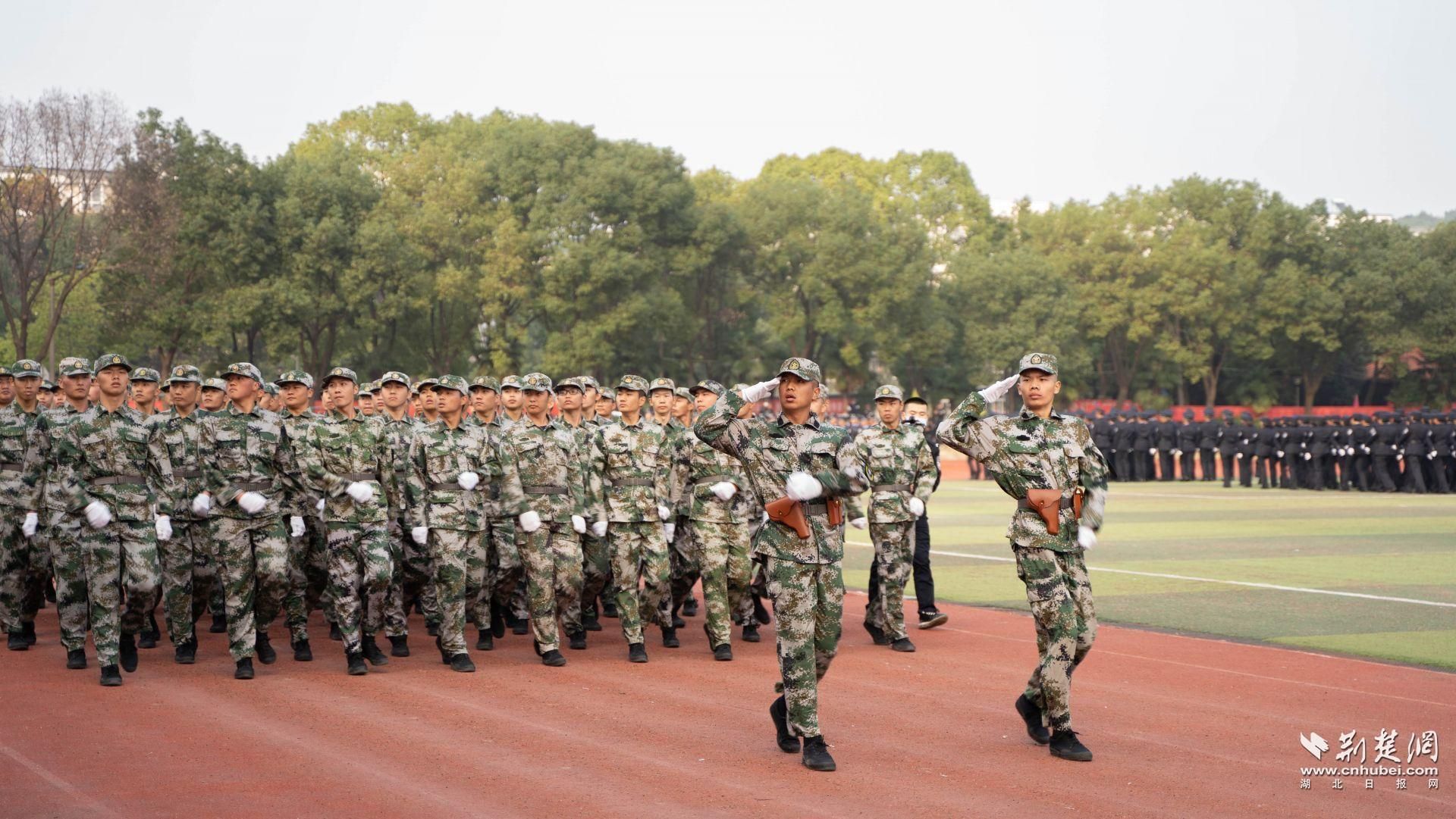 武漢警官職業(yè)學(xué)院舉行2020新生軍訓(xùn)閱警式(圖4)