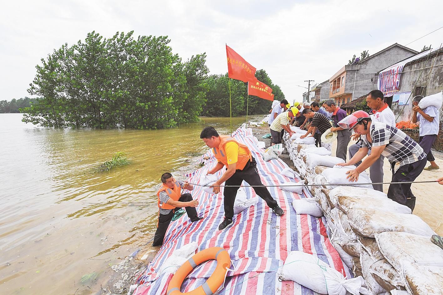 今年7月11日,武汉市江岸区人武部组织民兵抗洪抢险突击队员,在谌家矶