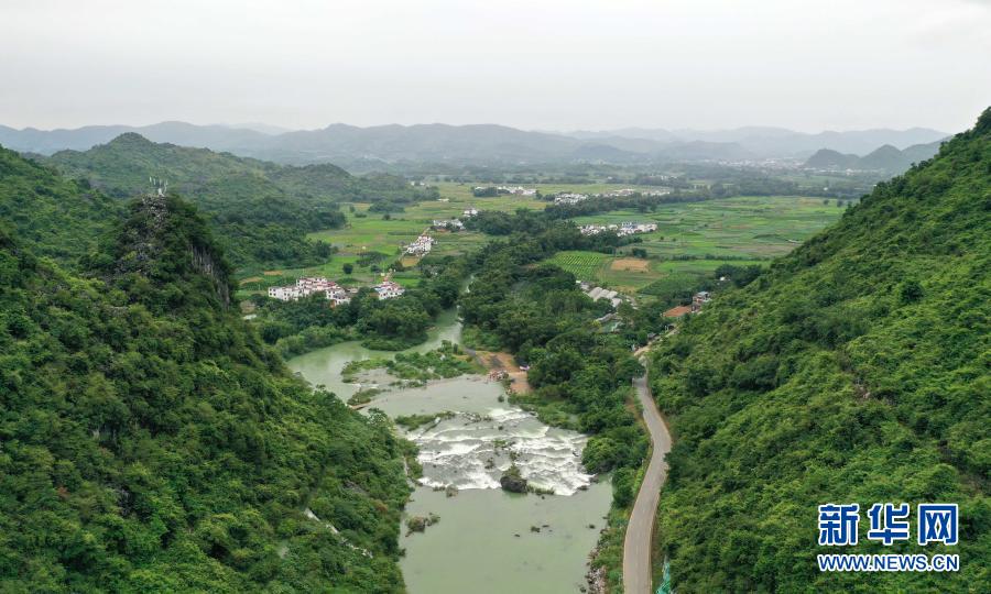 这是广西鹿寨县中渡镇大兆村新貌(9月27日摄,无人机照片).