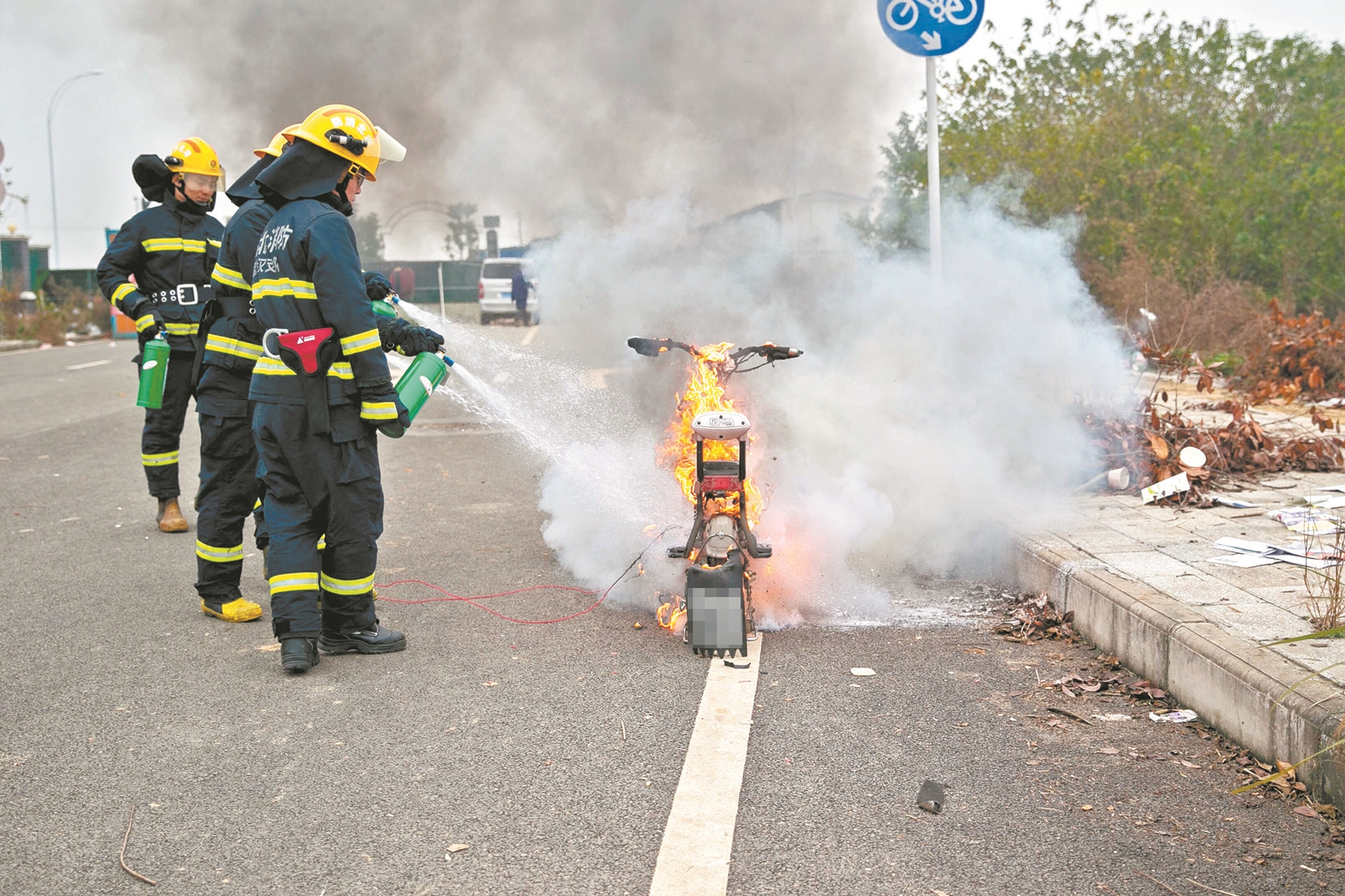 武汉消防联合华科教授网络直播 模拟实验告诉你电动车火灾有多可怕