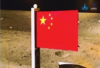 不怕冷不怕热不褪色不变形 这面永久竖立在月球的国旗