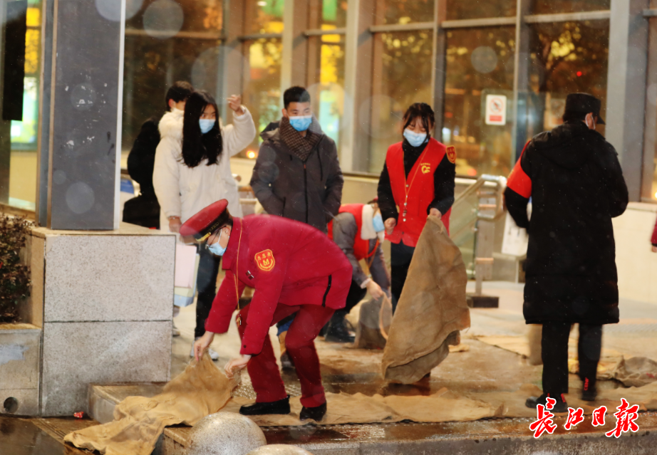 武汉下雪了，第一场雪，雪夜里，有奔波，有守护(图7)