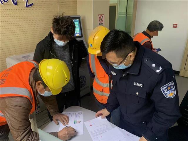 为图车辆进出方便三男子私拆护栏受罚