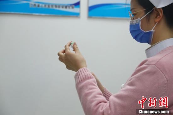 1月6日,在江西省人民医院红谷滩院区预防接种室,一名护士正准备为
