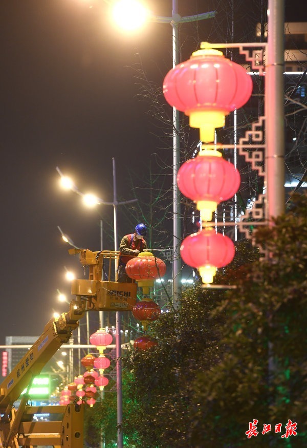 迎新年,武汉街边挂中国结,红灯笼|图集