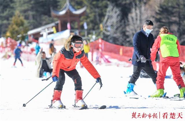 因为天气晴好,到大别山南武当滑雪场滑雪的游客可真不少,大家在冬日
