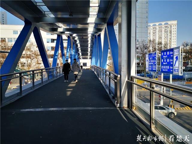 1号站代理开户感恩铭牌!武汉抗疫主题天桥走红,桥上刻下了全国援鄂医疗队名字