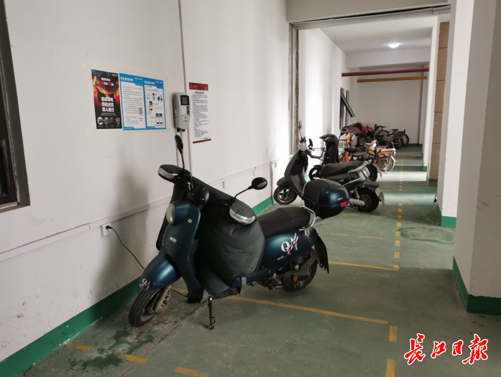 内部的墙壁上架设有电动自行车充电装置,共12个插座可供车辆充电.