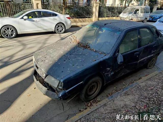 小区多辆"僵尸车"占道,物业称将加强管理