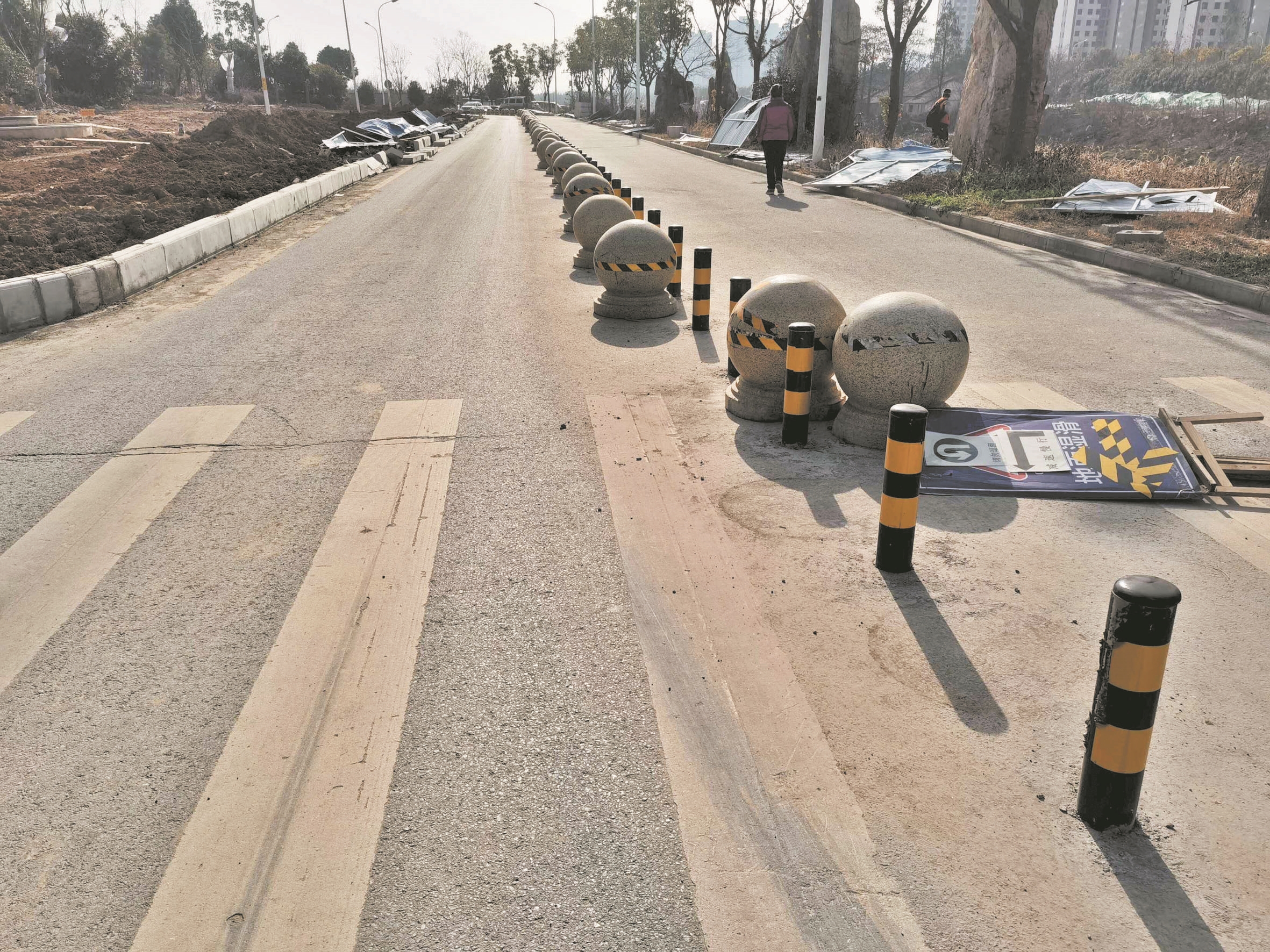 武汉市洪山区一小区门口道路设置地桩石墩 业主反映存在安全隐患