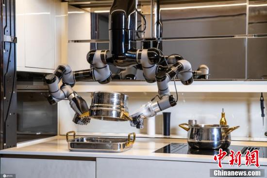 吃货福音 全球首个机器人厨房来了做饭洗碗全包办