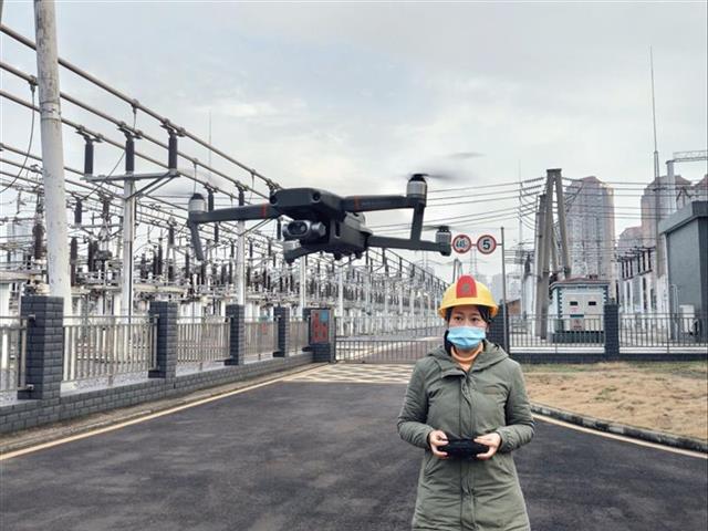 确保春节供电 武汉电力首次利用无人机巡检变电站