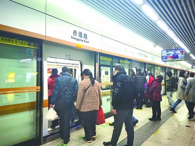 春节期间，武汉地铁增开大站快车临客 方便夜间乘坐火车到达的乘客换乘轨道交通前往市区(图1)