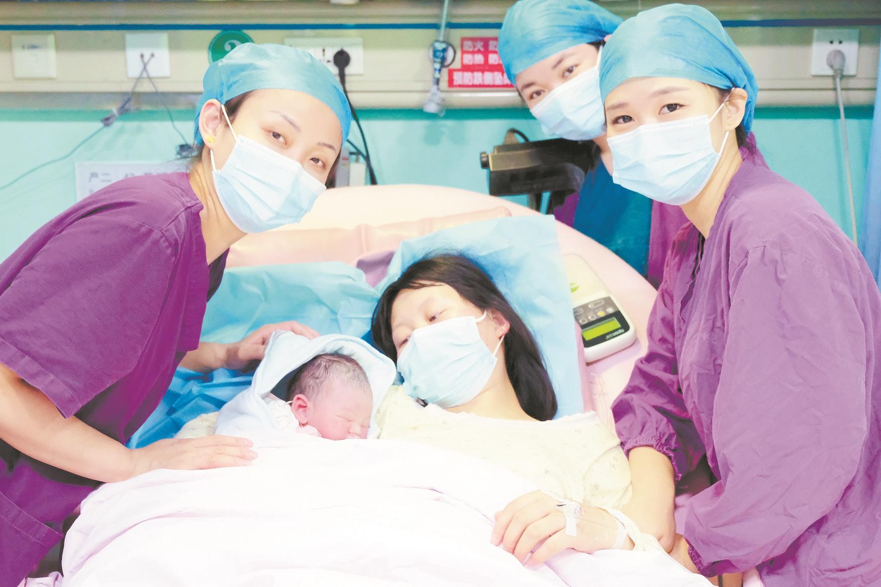 医护人员假日坚守,春节期间江城近400名婴儿出生