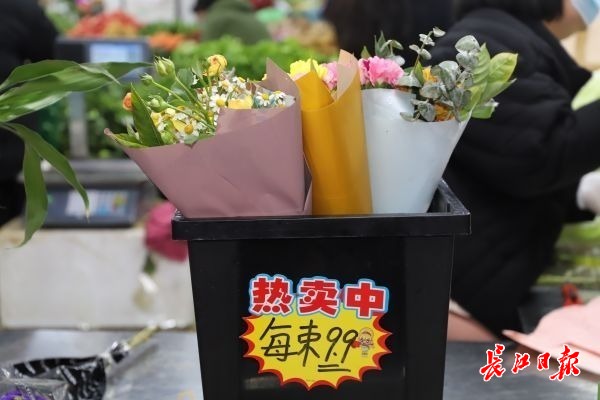 威廉希尔WilliamHill鲜花进菜市卖出“白菜价”武汉8家菜场春节前可买年宵花(图3)