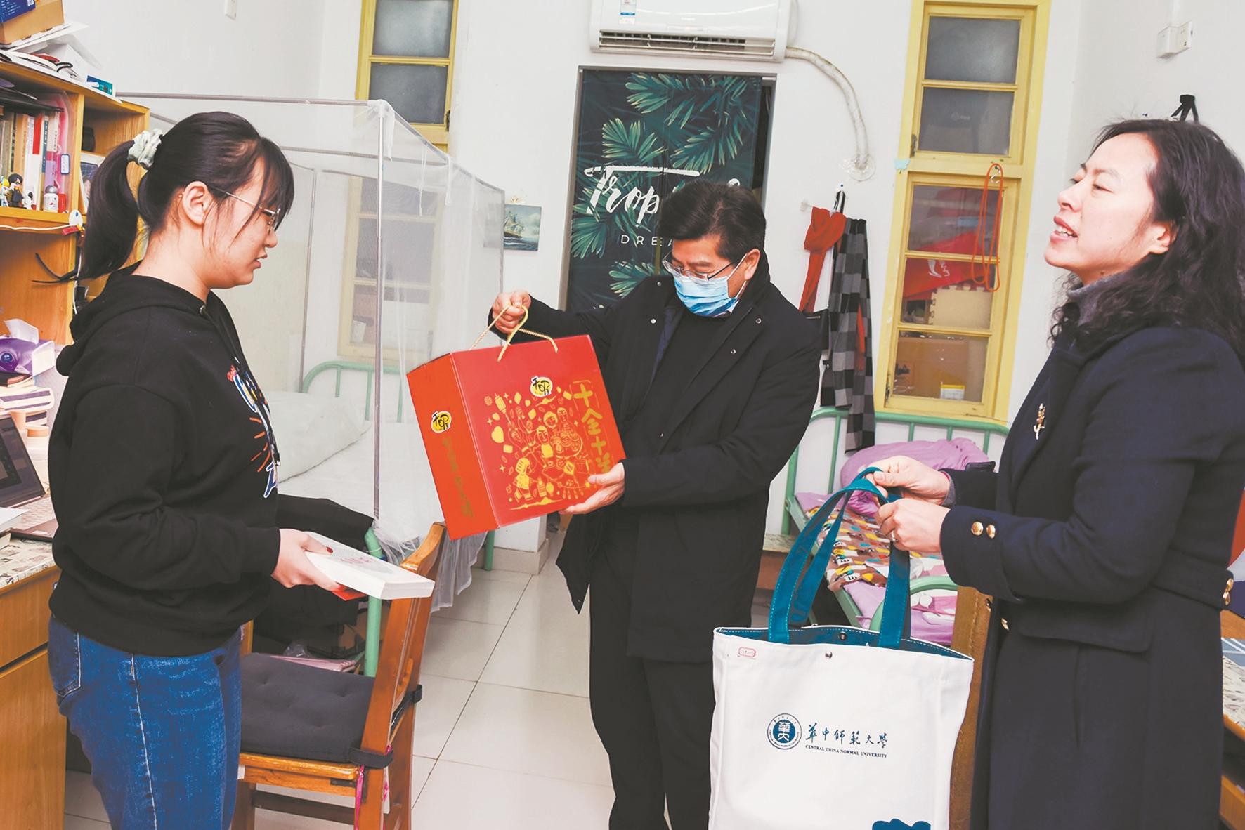贴春联品读经典多种活动迎新年 武汉高校为留校学生“花式送温暖”