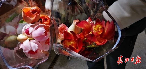 威廉希尔WilliamHill鲜花进菜市卖出“白菜价”武汉8家菜场春节前可买年宵花(图6)