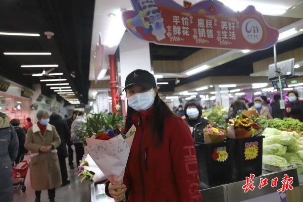 威廉希尔WilliamHill鲜花进菜市卖出“白菜价”武汉8家菜场春节前可买年宵花(图2)