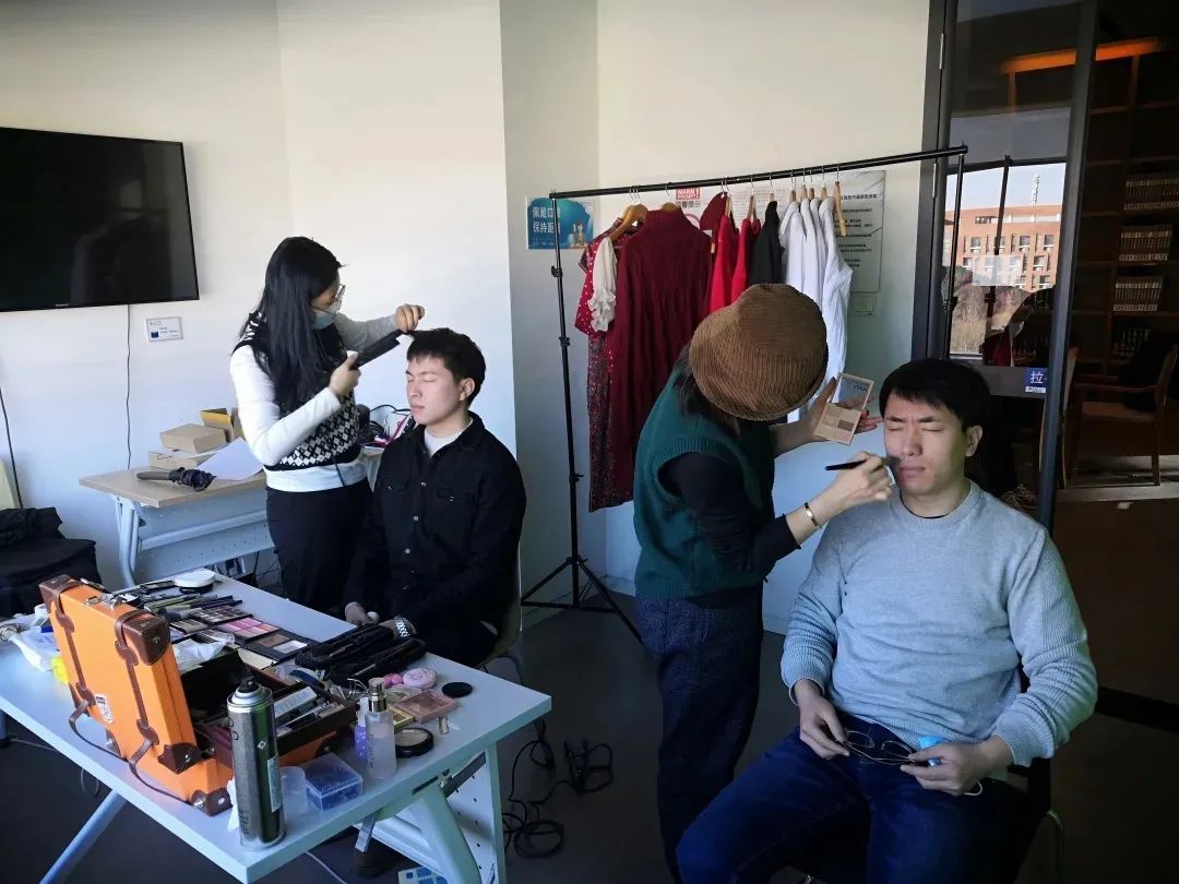 亮眼高校为大学生拍贺岁写真照满屏笑容