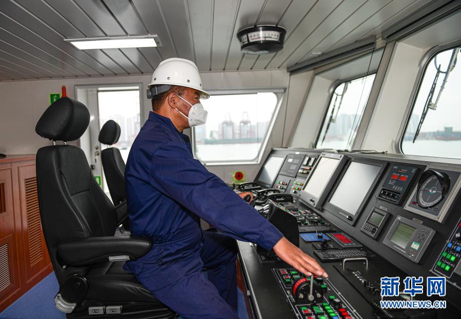 2月3日,工作人员在海底电缆综合运维船