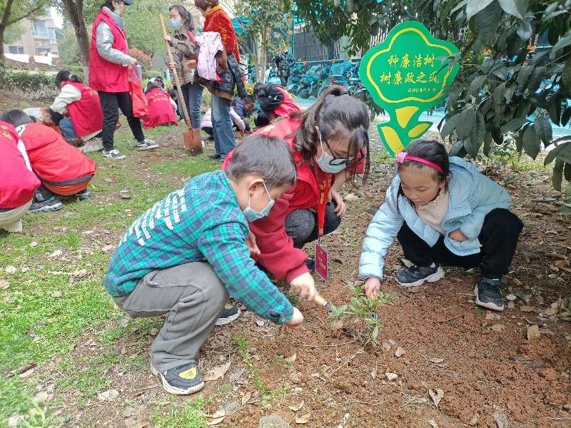 植树节,孩子们栽下"廉洁小树苗"