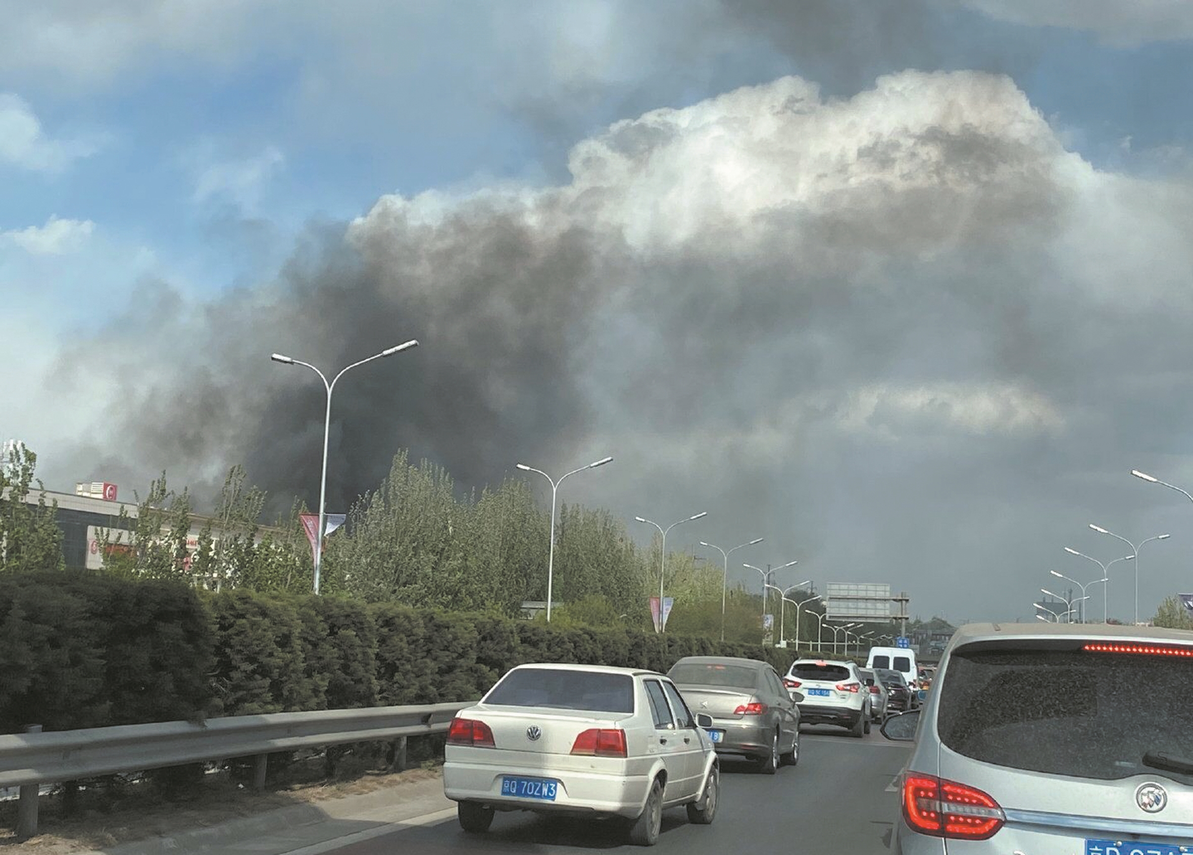 北京一商场内储能电站起火 突发爆炸导致两名消防员牺牲