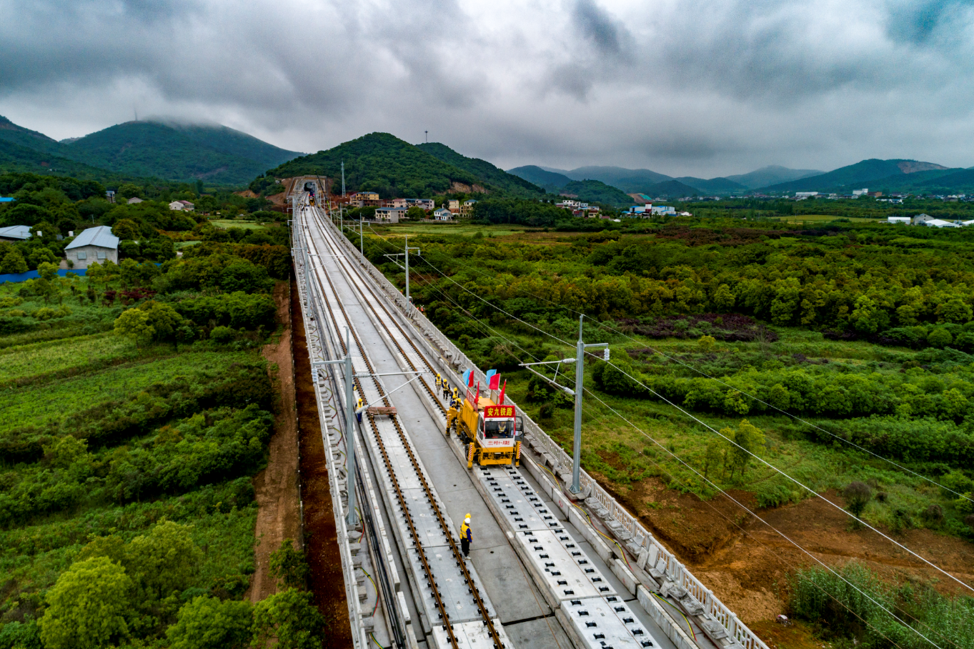 安九高铁湖北段与安徽段顺利接轨,湖北段正线铺轨进度已完成98%(最新发布)