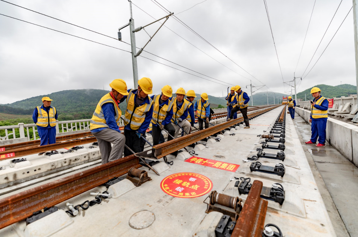 安九高铁湖北段与安徽段顺利接轨,湖北段正线铺轨进度已完成98%(最新发布)