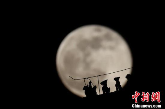 荆楚网>新闻频道>图片4月27日,北京,2021年首次"超级月亮"现身夜空.