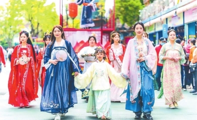 武汉欢乐谷举行国风次元节汉服文化周.  景区供图