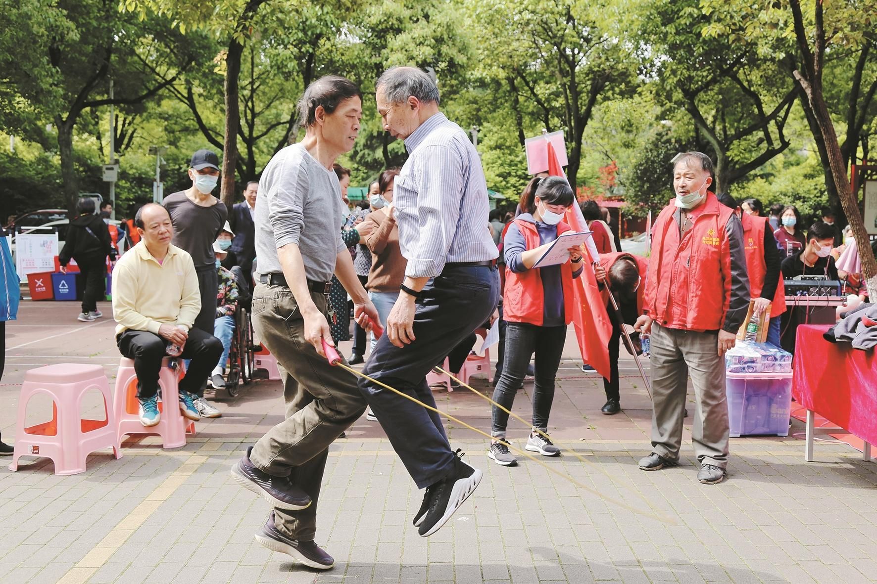 武汉街坊们聚在一起嗨玩童年的游戏