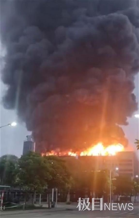 4月22日清晨5时许,广东东莞市麻涌镇豪丰工业园一栋厂房突发火灾.