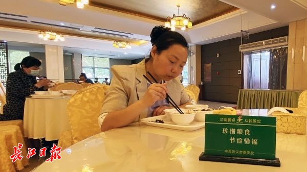 小碗菜店加盟排行榜_月不半川湘小碗菜与时俱进,坚持标准化、连锁化(2)