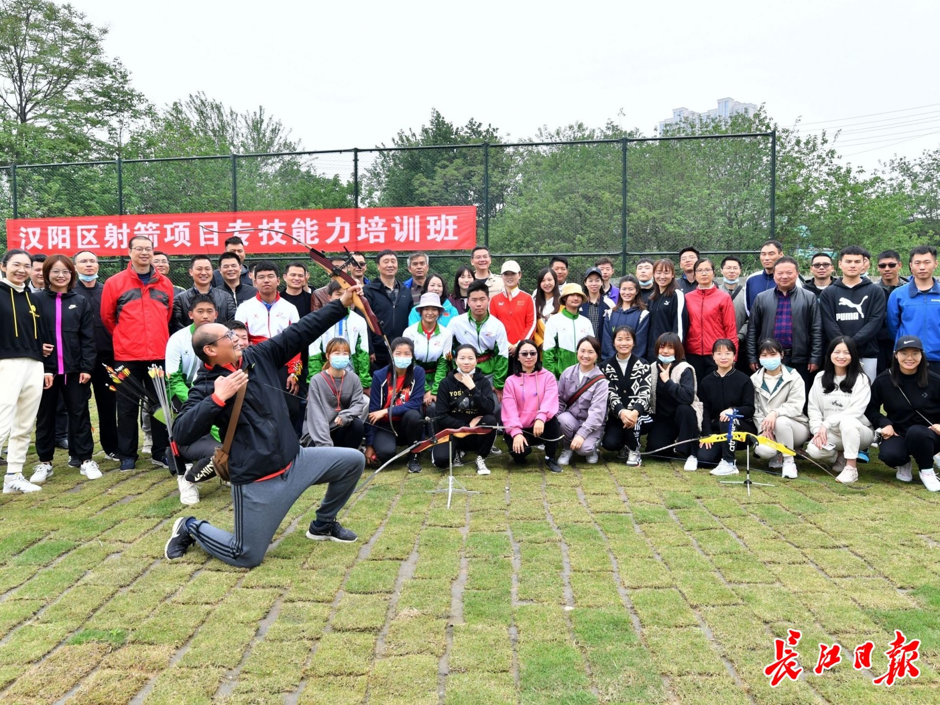 推广射箭运动 武汉体育老师跟着全国冠军学射箭