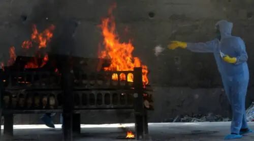 为什么医院的氧气好“人间炼狱”！氧气耗尽、火葬场遗体堆积、当街焚尸……_https://www.jmylbn.com_新闻资讯_第8张