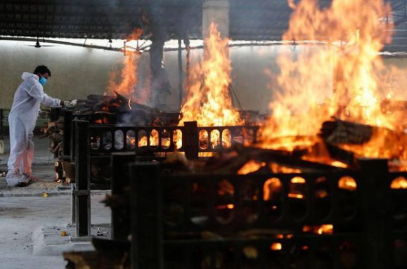 为什么医院的氧气好“人间炼狱”！氧气耗尽、火葬场遗体堆积、当街焚尸……_https://www.jmylbn.com_新闻资讯_第7张