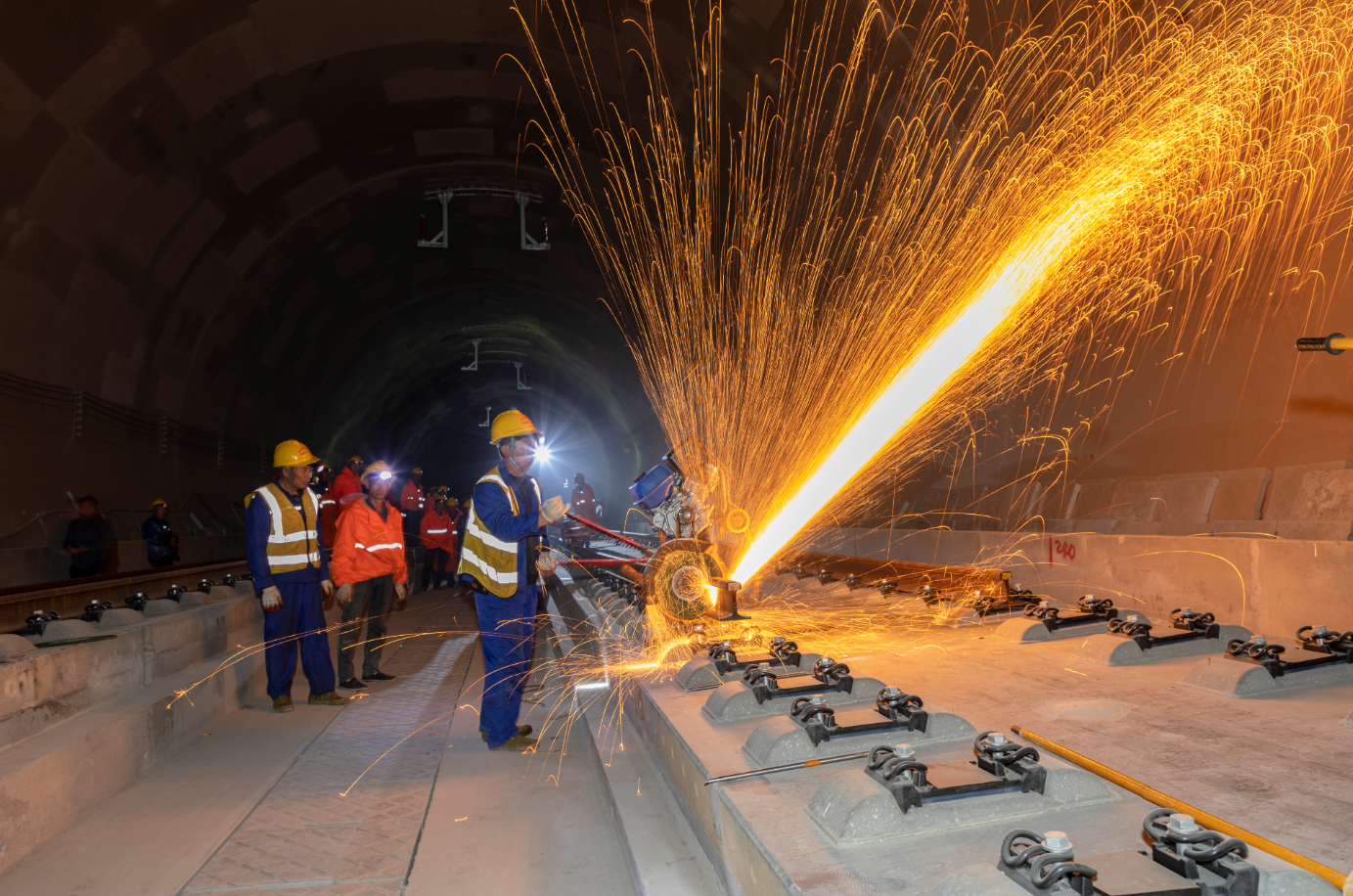 安九高铁湖北段与安徽段顺利接轨,湖北段正线铺轨进度已完成98%(最新发布)