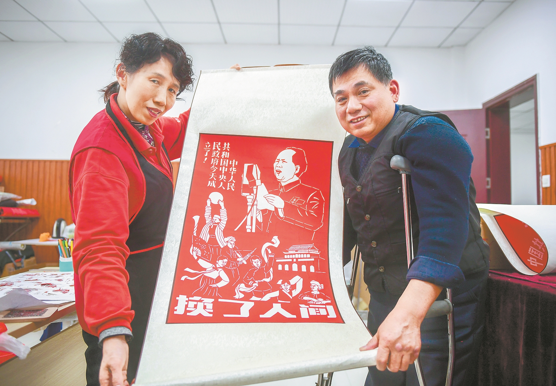 “武汉剪纸”传承人毛明月 刻刀红纸记录百年党史