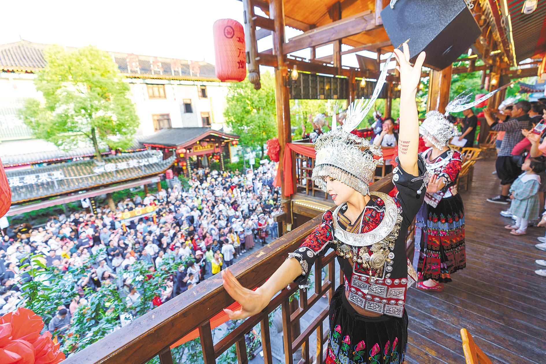 5月3日,游客在恩施土家女儿城观看民族风情文艺节目.