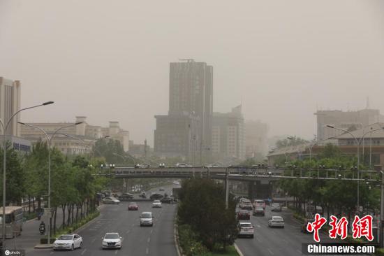 北京遭大风沙尘天气