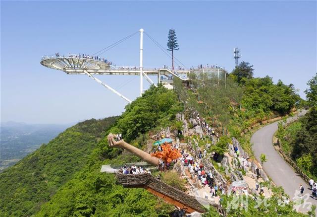 阳新"天空之城"景区火爆