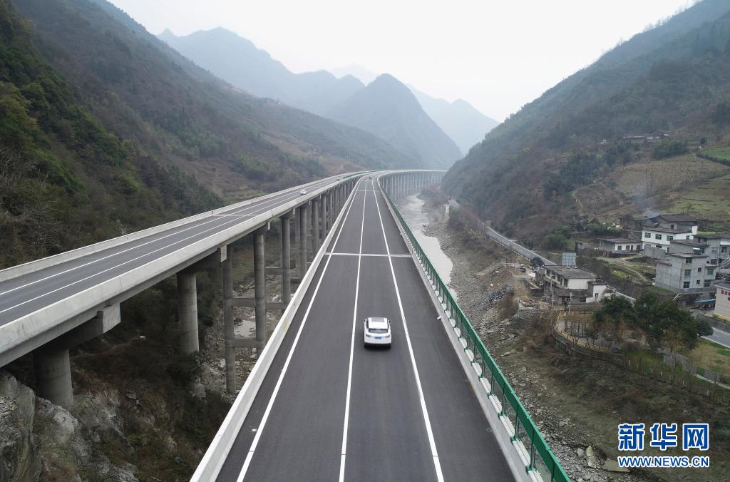 沿着高速看中国座座大山条条坦途