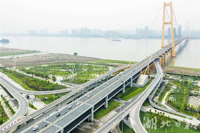 武汉杨泗港大桥南岸桥头公园满眼新绿