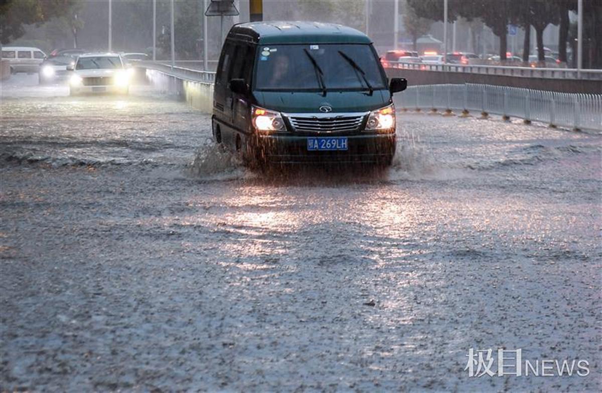 暴雨来袭武汉多处路段渍水