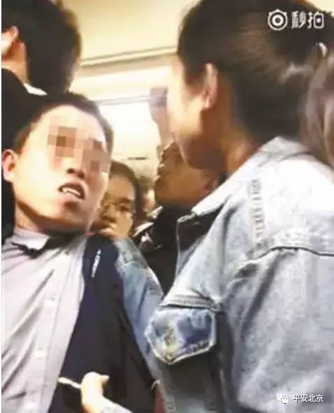 或是默默换个位置 团团提醒 早晚高峰时段地铁拥挤 电梯轿厢空间私密