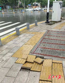 人行道地砖塌陷翘起,路面坑洼不平有积水,这段路多处破损市民盼修复