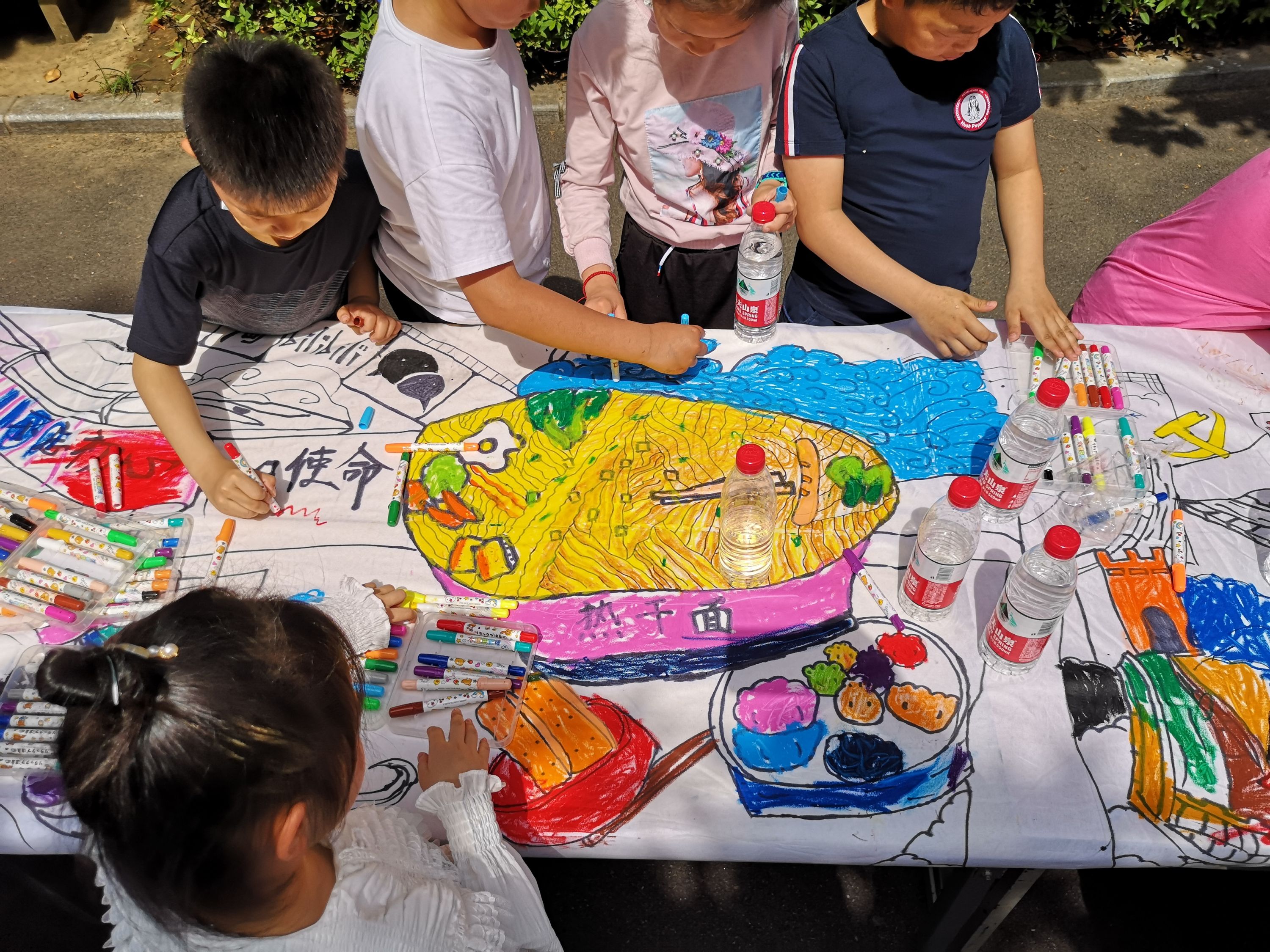 江城小学生们齐心绘就百米长卷
