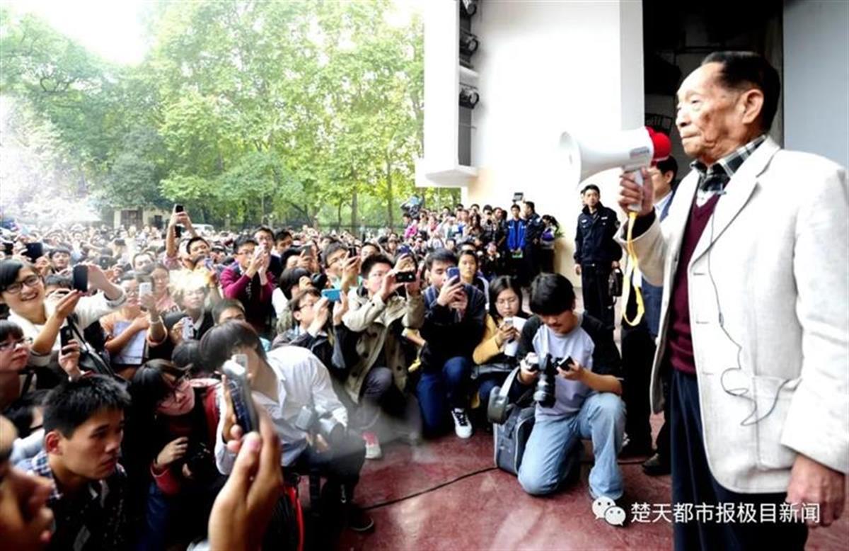 武大教授追忆与袁隆平相识的36年:他常不穿套鞋踩进泥田