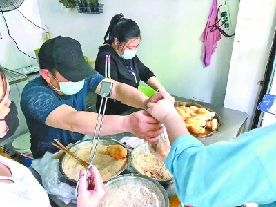 武汉小龙虾名店排行榜_记者探访雪松路:外地游客超爱武汉小龙虾,虾店卖到凌晨2时才收摊