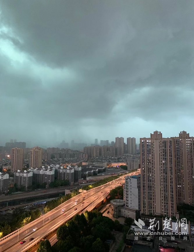 武汉遭暴雨天气19万盏路灯自动启动图